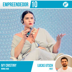 Ivy Cristiny segurando um microfone com esferas representando o mundo, ao lado de Lucas Utsch, apresentador do Empreendedor 10.